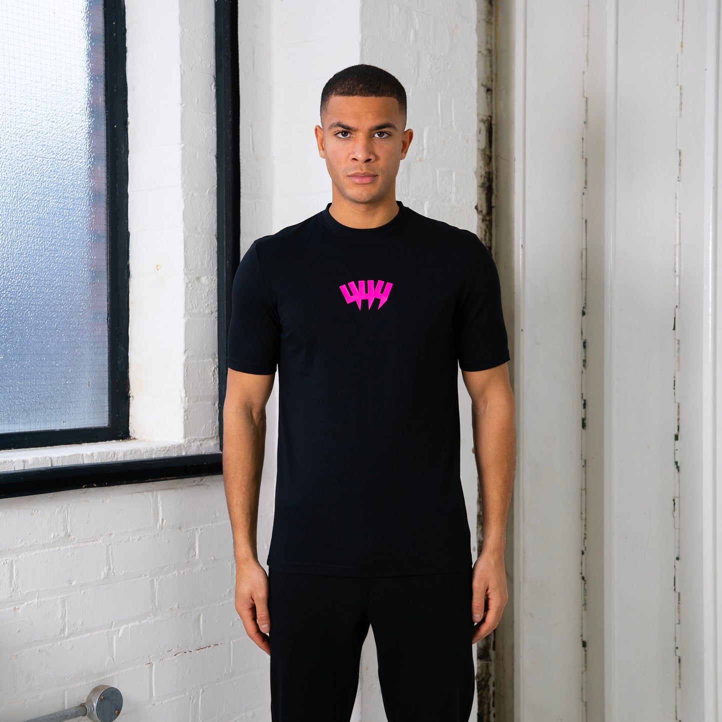 BLACK TEE YYY NEON PINK